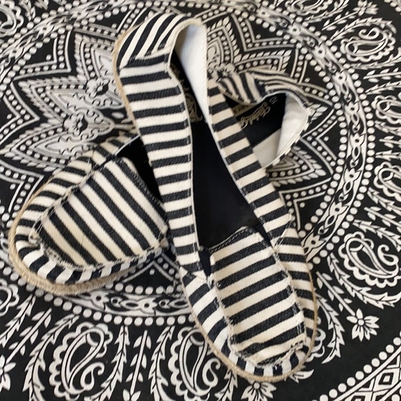 Striped slip ons 🖤 - Picture 9 of 11